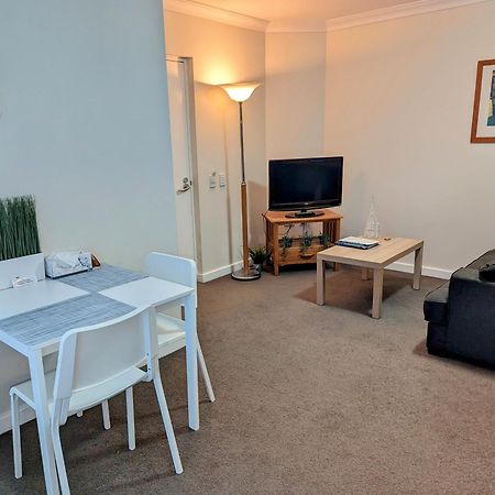 Lovely City Apartment With Private Courtyard, Pool, Free Parking, Gym Perth Exterior foto