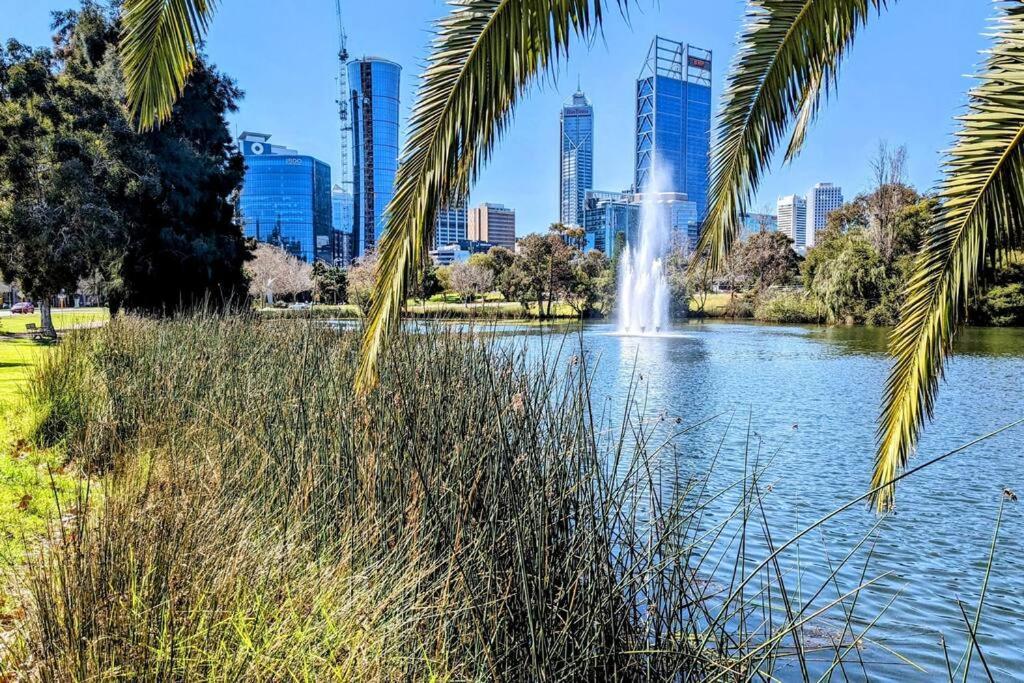 Lovely City Apartment With Private Courtyard, Pool, Free Parking, Gym Perth Exterior foto
